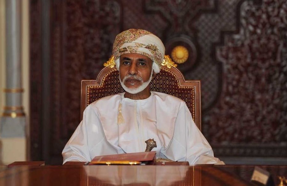 السلطان قابوس يعود الى عمان بعد ثمانية اشهر امضاها في الخارج للعلاج