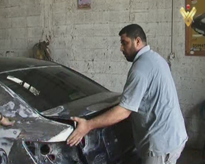 مناضل فلسطيني على طريقته.. ضرير يعمل في اصلاح السيارات