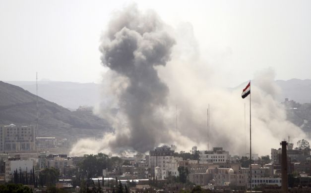 غارات العدوان على اليمن توقع عشرة مواطنين في صعدة