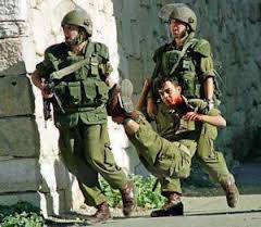 استشهاد شابين فلسطينيين بعد اطلاق النار عليهما بزعم تنفيذ عمليات طعن