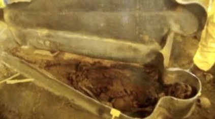 جثة بحالة جيدة جداً بعد 350 عاماً على دفنها!
