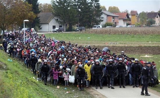 اليمين المتطرف في أوروبا يصفّق لأزمة اللاجئين!