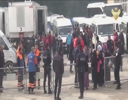 تركيا تمنع الآلاف من اللاجئين السوريين من دخول أراضيها