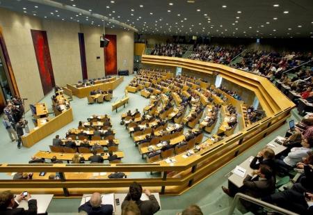 البرلمان الهولندي يوافق على حظر صادرات السلاح إلى السعودية