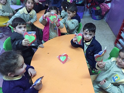 أطفال مدرسة المهديّ(ع) يرسلون الهدايا لرجال الله