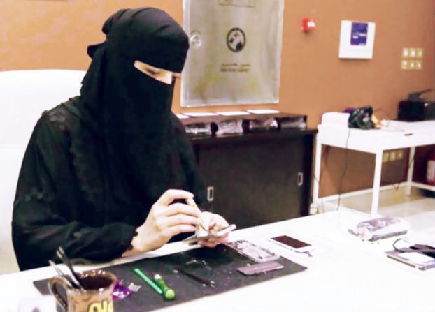 غموض يلف توظيف النساء السعوديات في محال الاتصالات