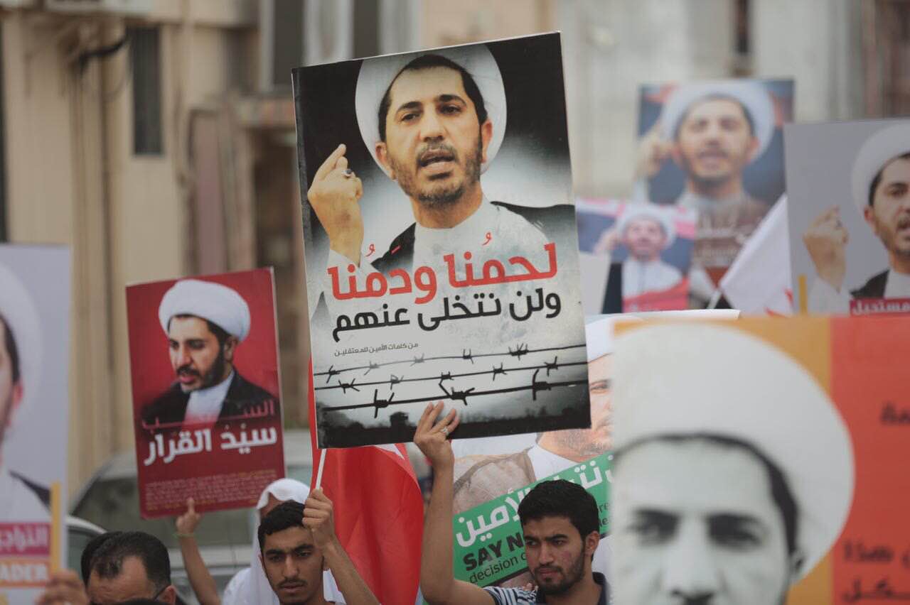 البحرينيون يتظاهرون غربي المنامة دعماً لبيان عشرات رجال الدين