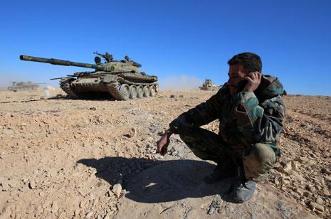 الجيش السوري يتقدم قرب تدمر ويسيطر على الاوتستراد الرابط بين حقل التيم ومدينة الميادين