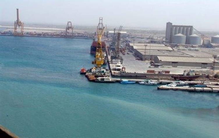 تحالف العدوان للسفن الراسية بميناء #الحديدة: غادروا فوراً.. واليمنيون يحذّرون