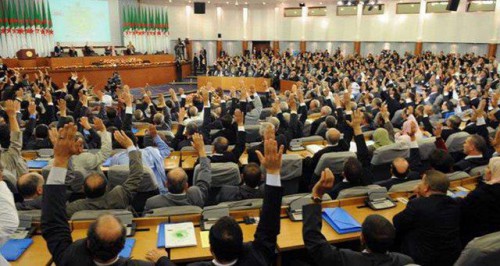 الجزائر تقر تعديلات دستورية