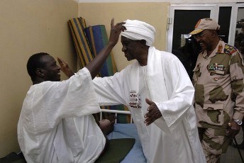 Sudanese Vice President Ali Osman Taha visiting a wounded man during the clashes in Heglig