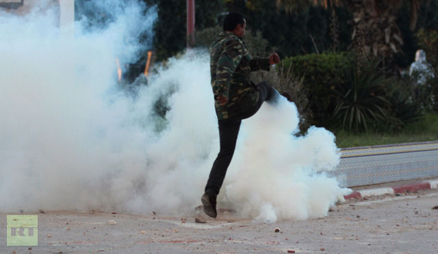 Tunisians Clash with Security Forces, 200 Wounded Left