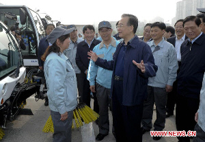 Chinese PM Visits Cleaners, Bus Drivers on Labor Day