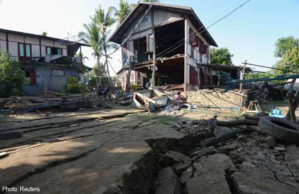 Myanmar Rescuers Struggle to Bring Help to Quake Victims

