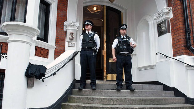 UK Police Guard Ecuador Embassy ahead of Decision over Assange Asylum
