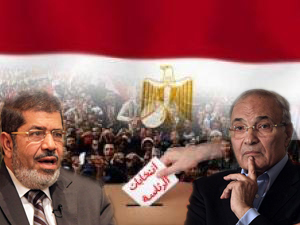 Egypt’s Mursi Flashes Victory Signs against Ex-Regime Candidate
