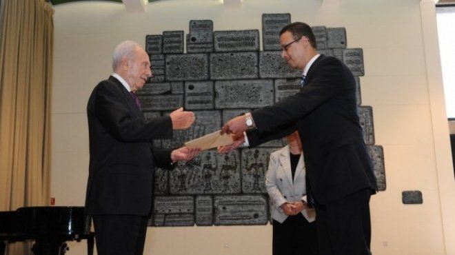 Peres with new Egypt ambassador