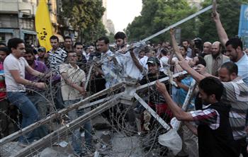 Protesters remove Egyptian security barbed wire blocking the road leading to the Peoples' Assembly in Cairo, May 6, 2012, during a rally organized to demand the release of fellow activists who were detained during an army operation to disperse a protest in front of the Ministry of Defense in Cairo. REUTERS photo 