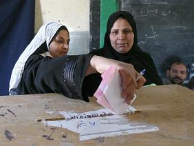 Egyptians voting