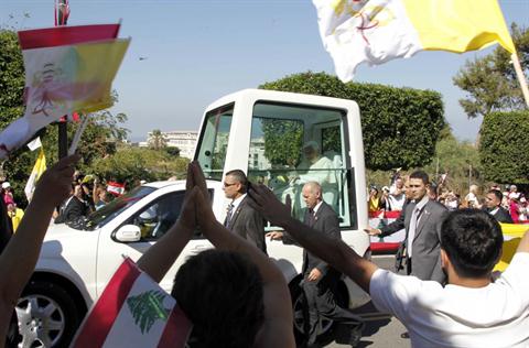 Pope en route to presidential palace