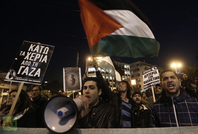 Palestinians living in Greece shout slogans as they protest against Zionist ongoing military operation in the Gaza Strip; Nov. 16, 2012 (Reuters)