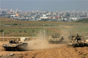 Israeli Tank Fire Injures Palestinian in Gaza
