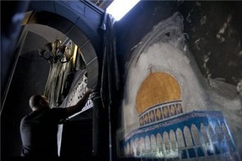 Israeli Settlers Torch WB Mosque, Spray it with Hebrew Graffiti  
