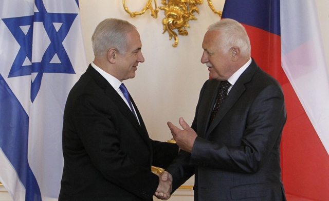 Czech Republic’s President Vaclav Klaus (R) welcomes Israel's Prime Minister Benjamin Netanyahu at Prague Castle in Prague. (Reuters)