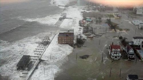 Obama Tours Disaster Zone as Sandy’s Toll Mounts