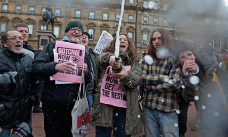 UK: cheers and beers greeting Tatcher's death in Brixton