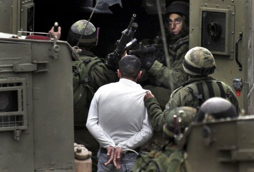 Zionist Entity Arrests 25 Hamas Members in West Bank

