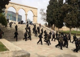 Zionist Army Recruits, Settler Groups Break into Aqsa Mosque