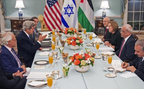 Livni, Erakat, Kerry “Share” Iftar Meal, Hold “Productive” Talks
