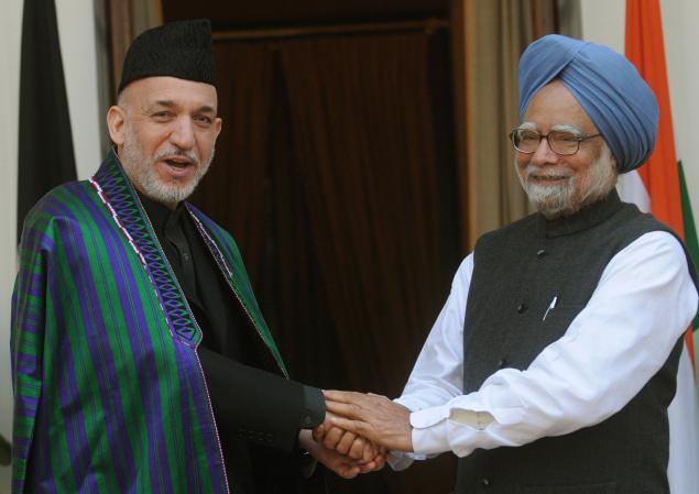 Karzai and Indian PM Singh (archive)