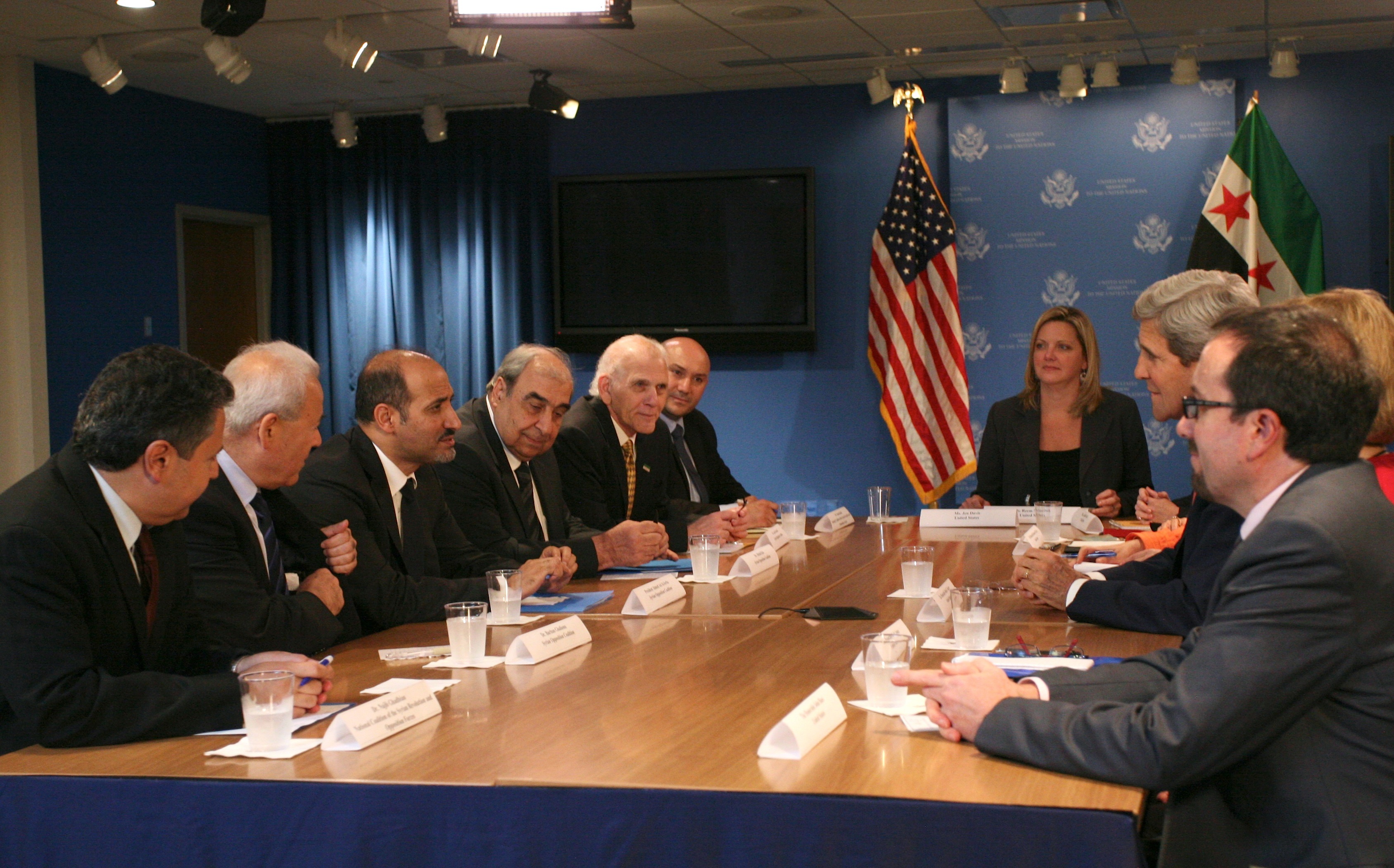 Kerry with meting Syria opposition figures (archive)