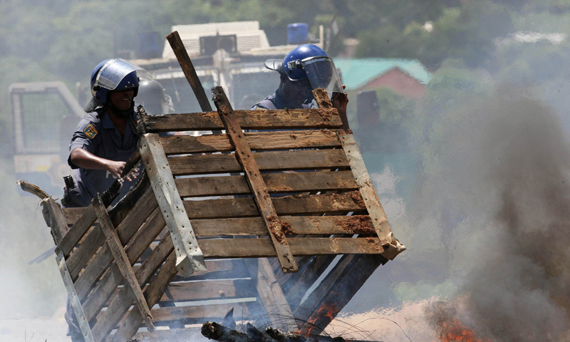 17 Trapped in South Africa Mine Blaze