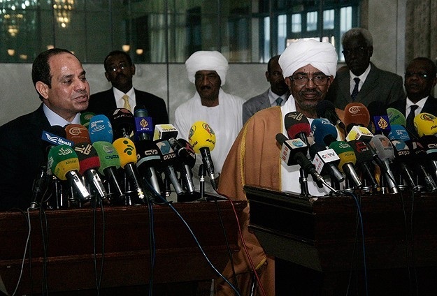 Egyptian President Abdulfattah al-Sisi (L), Sudanese President Omar al-Bashir (R)