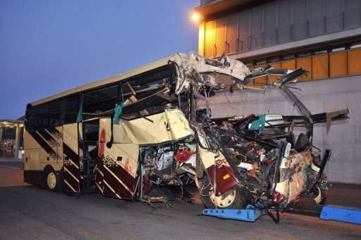 10 Burn to Death in Pakistan Bus Crash