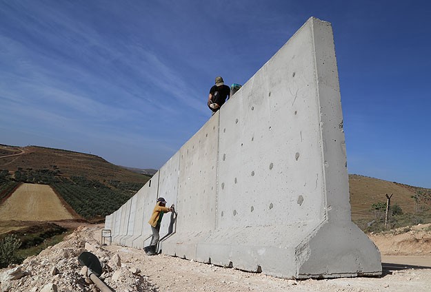 Turkey Builds Barrier Wall to Secure Border with Syria