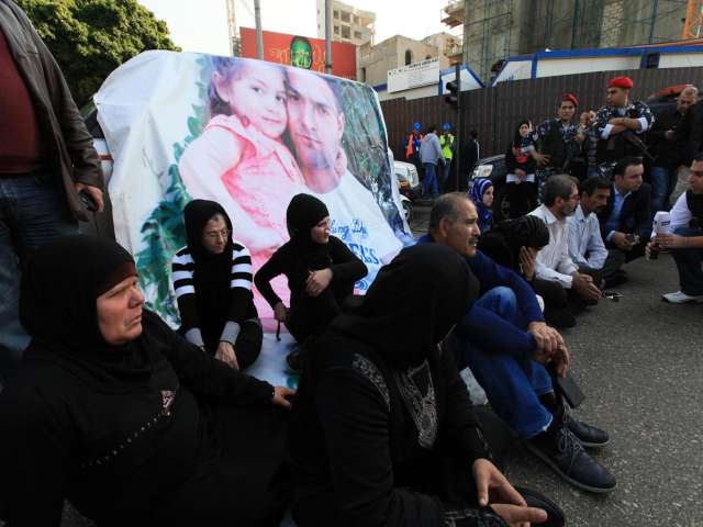 Parents of Abducted Soldiers Block Roads in Beirut