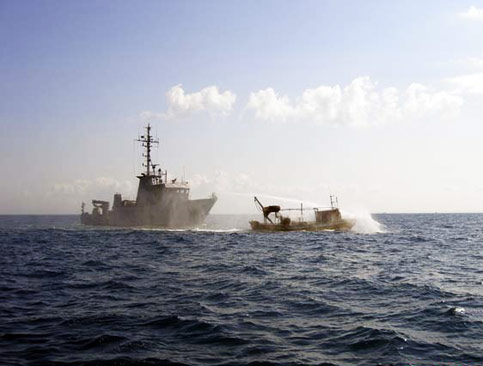 Israeli Warships Target Palestinian Fishermen off Gaza
