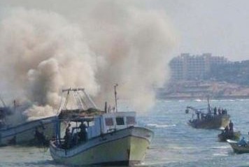 Israeli Navy Fires on Boats off Gaza: 2 Palestinians Injured, 4 Others Missing