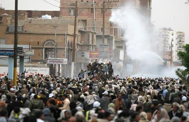 One Martyr, Dozens Injured as Yemeni Police Crack down on Sit-in