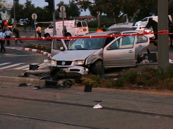 Zionist Policeman Kills Palestinian, Claiming His Car Collided with Rail Station