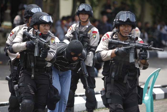 Indonesia Arrests ISIL-linked Operatives Planning Attacks