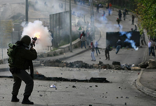 Israeli Forces Attack Qalandia Refugee Camp, Kill Palestinian, Wound 10 Others