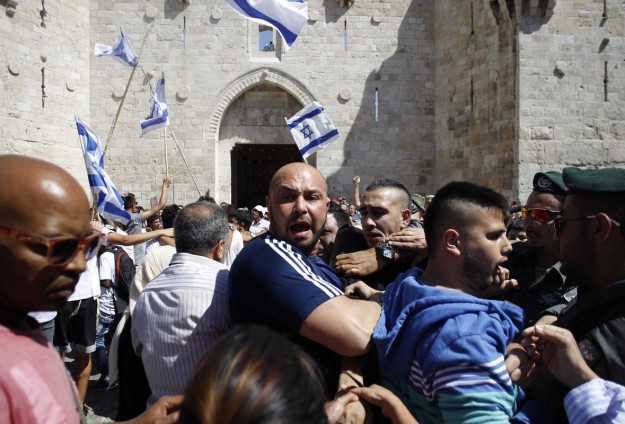 Worshippers Turn Back Zionist Settlers at Al Aqsa Compound