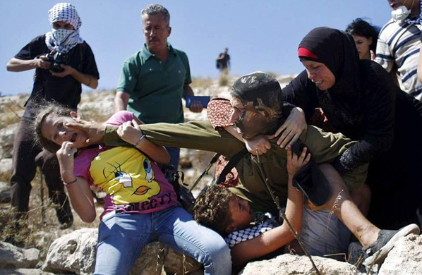 Palestine: Zionist soldier tries to detain Palestinian boy