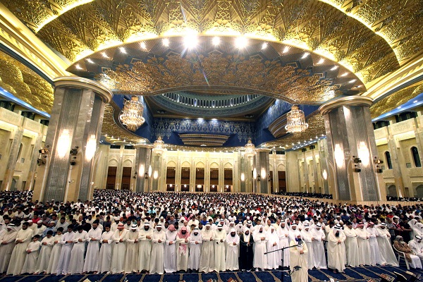 Kuwaiti Sunnis, Shias Unite for Friday Prayer