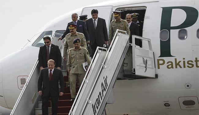 Pakistan Prime Minister, Chief of Staff Arrive in Tehran